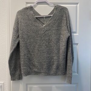 Woven light grey v-neck long sleeve